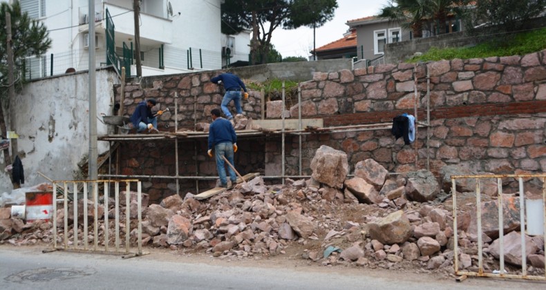 Çökmek üzere olan istinat duvarı yepyeni görünümüyle beğenildi