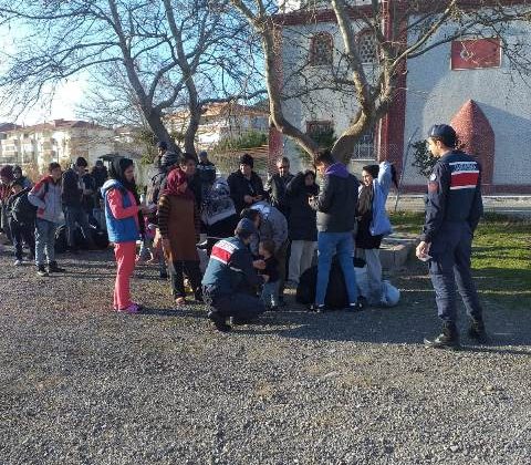 Ayvalık’ta Afganistan uyruklu 42 düzensiz göçmen yakalandı