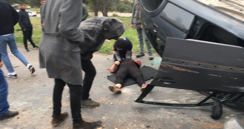 Yol kenarındaki kayaya çarpan otomobil takla attı; 1 yaralı