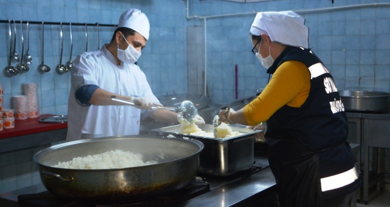 Ayvalık’ta Koronavirüs’ten etkilenenler ve yoksulların imdadına Hızır gibi yetişiyorlar