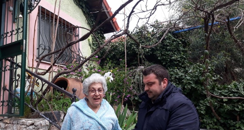 Ayvalık’ta CHP’li gençlerden evinden dışarı çıkmayan yaşlılara anlamlı destek