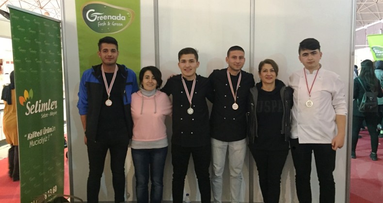 Cunda MTAL’li öğrenciler katıldıkları yemek yarışmasından 1 kupa ve 6 madalya ile döndüler