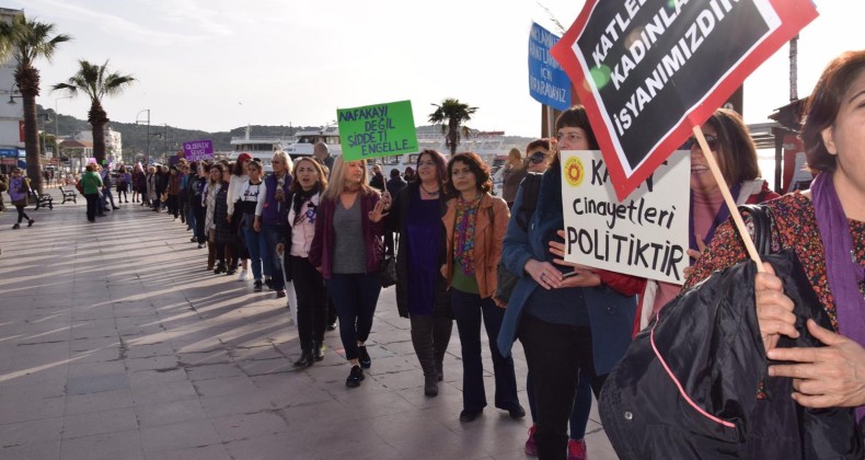 Ayvalık’ta kadınlar erkek egemenliği ve şiddetine karşı “zincir” oluşturdu