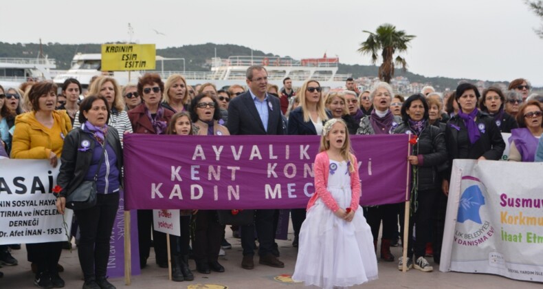 Ayvalıklı kadınlardan “sessiz çığlık” yürüyüşü
