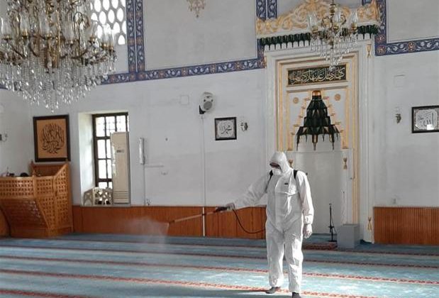 Büyükşehir merkezinde her yer dezenfekte ediliyor