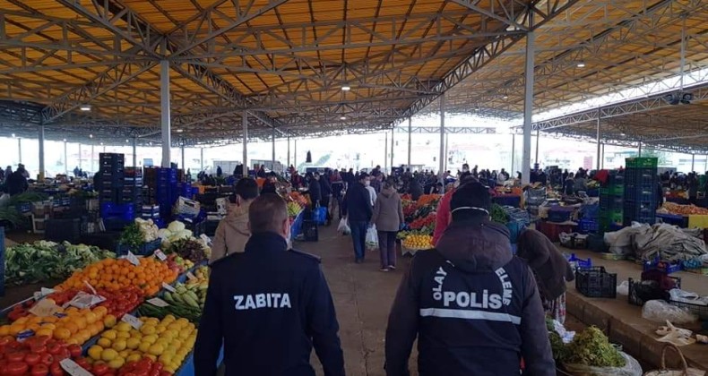 Ayvalık’ta Pazar pazarında maskesi olmayanlara maske dağıttılar