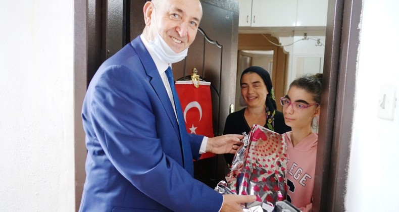 Öğretmenleri minikleri evlerinde ziyaret etti