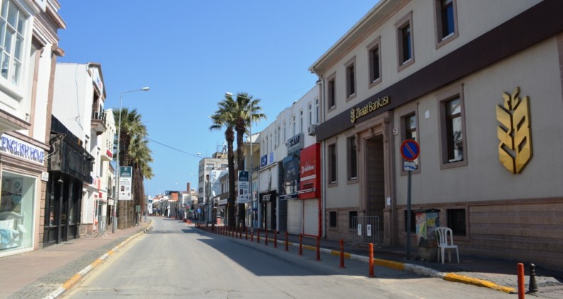 Ayvalık’ta vatandaşlar içeride, onlara hizmet için devletin tüm birimleri dışarıda