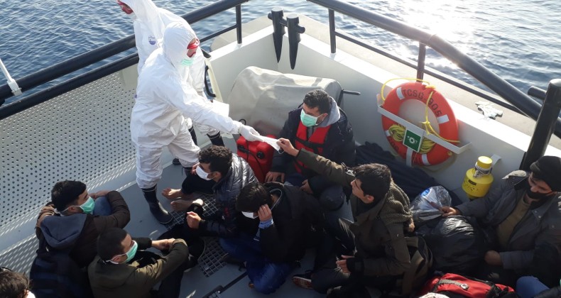 Ayvalık’ta 28 düzensiz göçmen Yunan sahil güvenliğin elinden kurtarıldı