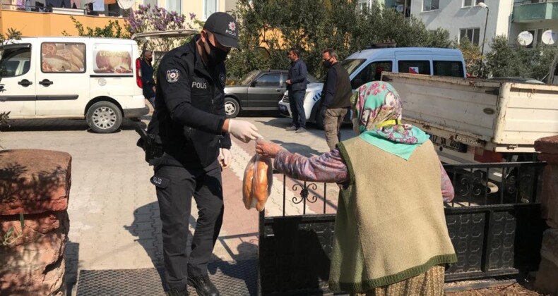 Gömeç polisi ekmekleri vatandaşın ayağına götürdü