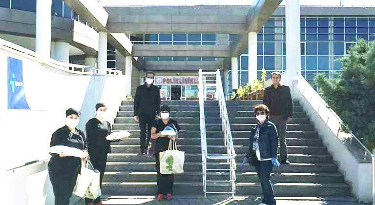 Evlerinde hıjyen koşullarda hazırladıkları börek ve poğaçaları sağlıkçılara götürdüler