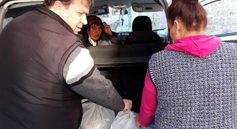 Almanya’dan Ayvalık ve Burhaniye’de barakalarda yaşayanlara şefkatli destek
