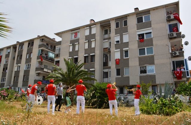 Ayvalık’ta evde kalan vatandaşlara özel animasyon ve bando coşkusu