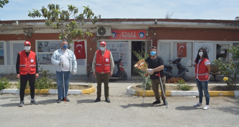 Ayvalık’ta Kızılay’dan engellilere jest