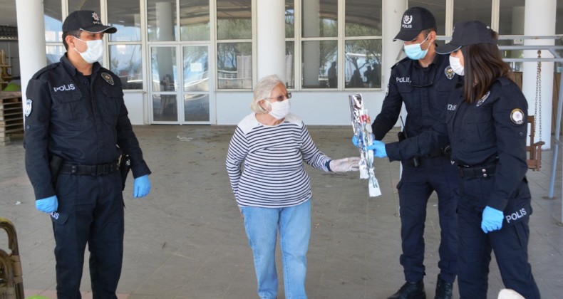 Ayvalık Polisi’nden Anneler günü jesti