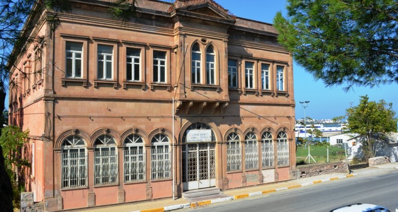 Ayvalık Belediyesi birimlerinin yüzde 50’si tarihi Vergi Dairesi binasına taşınıyor