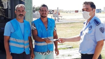 Kumsalda içi para dolu cüzdanı zabıta ekiplerine teslim ettiler