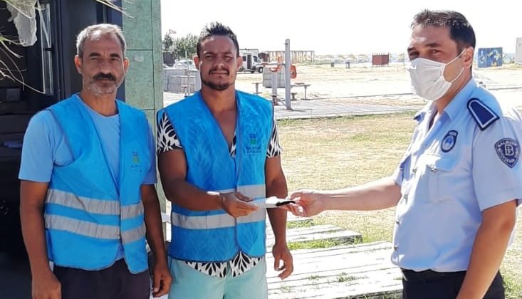 Kumsalda içi para dolu cüzdanı zabıta ekiplerine teslim ettiler