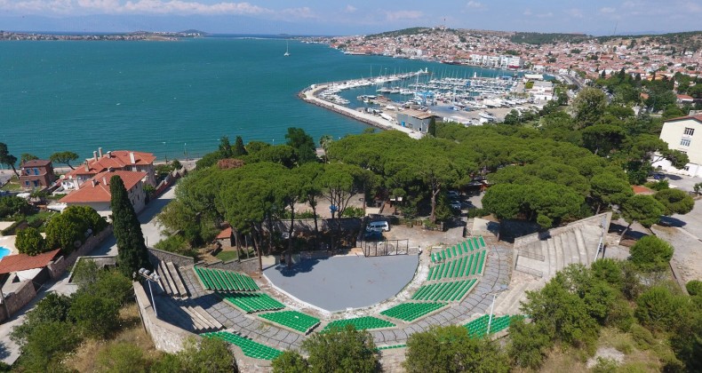 AYVALIK GECELERİ TİYATRO İLE RENKLENECEK