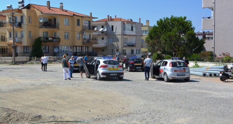 Güneş’in altında yaklaşık 40 derece sıcakta sürücü ehliyeti sınavı