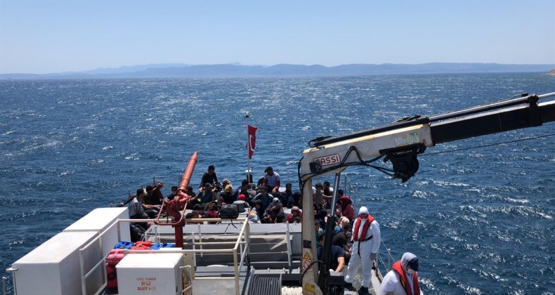 Ayvalık’ta 57 düzensiz göçmen kurtarıldı