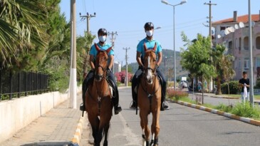 Ayvalık’ta Covit 19 pandemisine karşı atlı jandarma timleri iş başında…