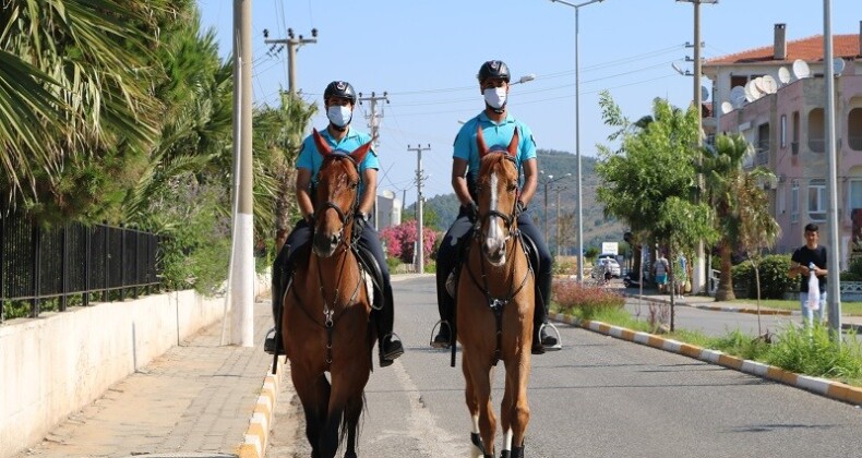 Ayvalık’ta Covit 19 pandemisine karşı atlı jandarma timleri iş başında…