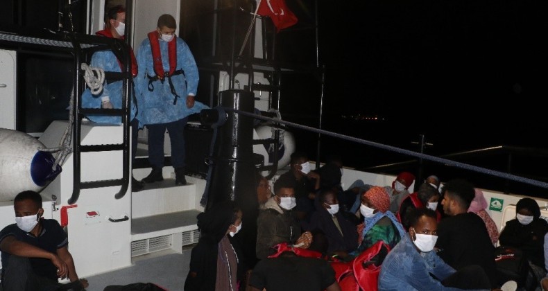 Ayvalık’ta  24 düzensiz göçmen yakalandı