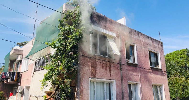 Ayvalık’ta ev yangınına itfaiye müdahalesi