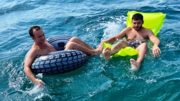 Denizde rüzgârın etkisiyle açılan ve geri dönemeyen 2 kişi kurtarıldı