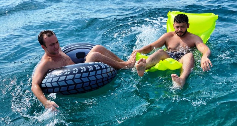 Denizde rüzgârın etkisiyle açılan ve geri dönemeyen 2 kişi kurtarıldı