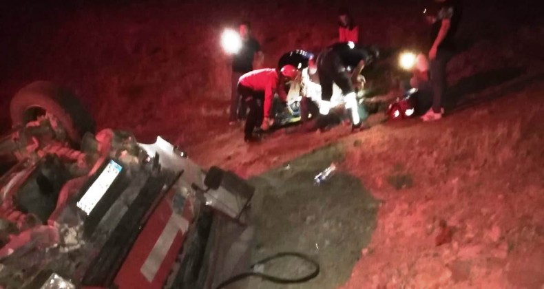 Ayvalık’ta kamyonet devrildi; 3 yaralı