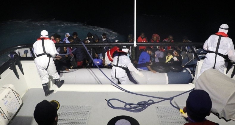 Ayvalık’ta 32 düzensiz kurtarılırken 1 organizatör zanlısı yakalandı