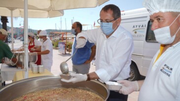 Ayvalık’ta Başkan Ergin’den aşure ikramı