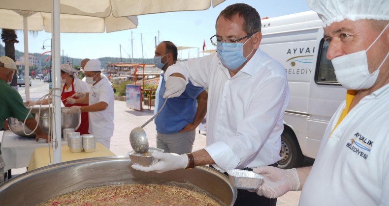 Ayvalık’ta Başkan Ergin’den aşure ikramı