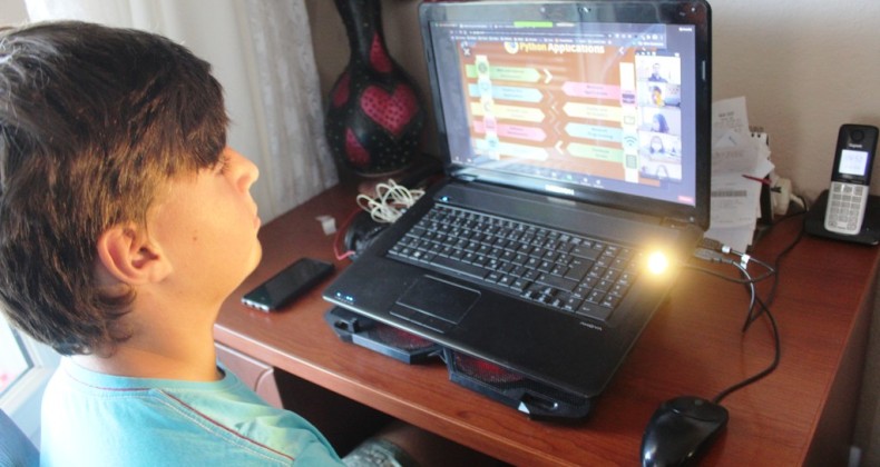 Sabancı Üniversitesi Ayvalık-Küçükköy’de online programlarla eğitime destek veriyor