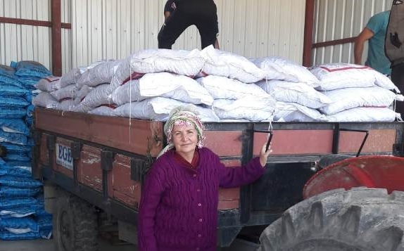 Ayvalık’ta Şefkatli Eller’den ihtiyaç sahiplerine 60 ton kömür