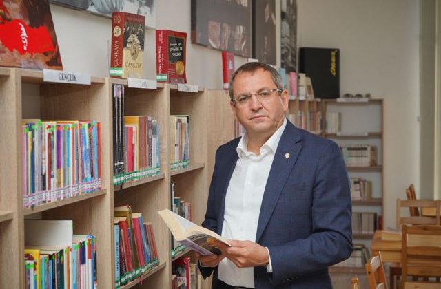 Ayvalık’ta 7 bin 500 kitaplı bilgi hazinesi