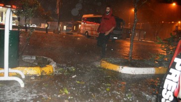 Ayvalık’ta fırtına ve dolu hayatı felç etti