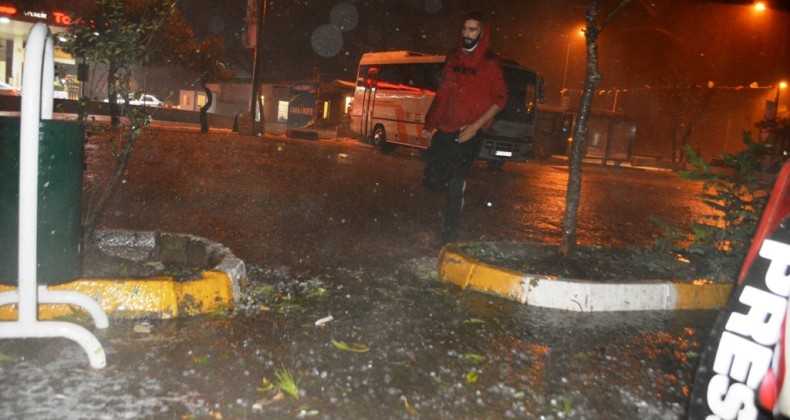 Ayvalık’ta fırtına ve dolu hayatı felç etti
