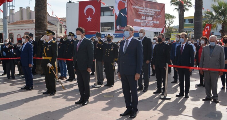 Ayvalık’ta Cumhuriyet Bayramı etkinlikleri çelenk sunma töreni ile başladı