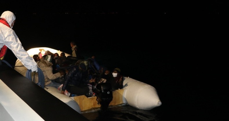 Ayvalık’ta 29 göçmen kurtarıldı