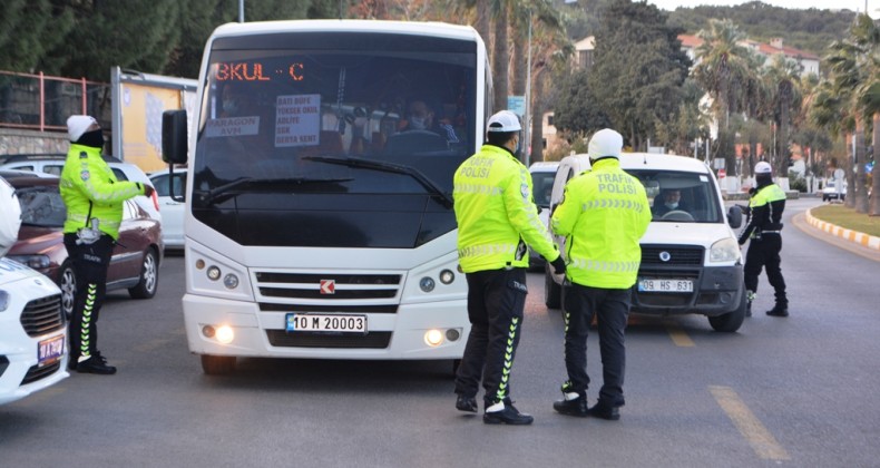 Ayvalık’ta trafik polislerinden Covid19 savaşı
