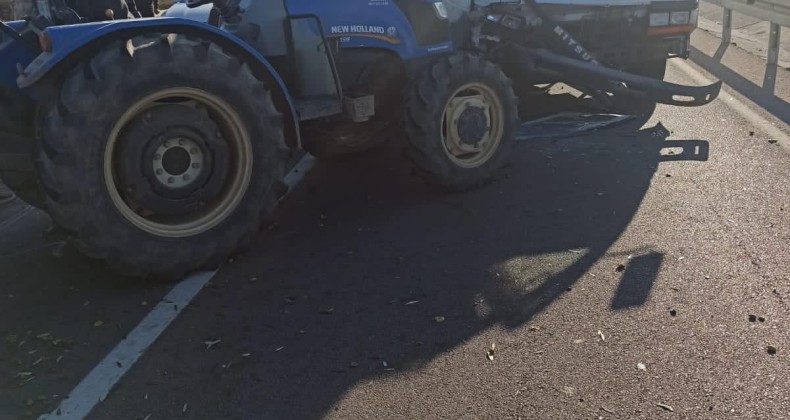 Gömeç’te traktör ile kamyonet çarpıştı; ortalık can pazarına döndü