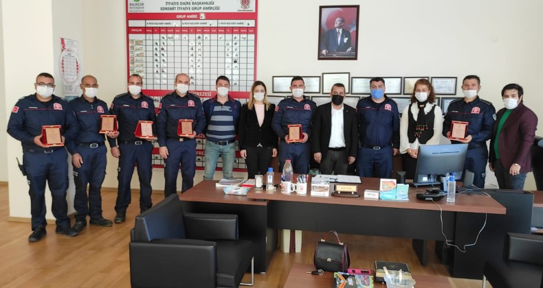 İdil’i enkazdan çıkaran itfaiye timine Ak Parti’den plaket