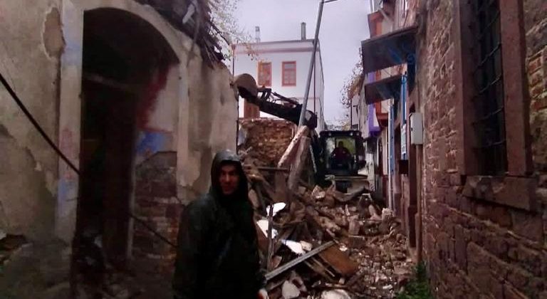 Ayvalık’ta yağış tarihi evleri yıktı