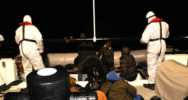 Ayvalık’ta 34 düzensiz göçmen kurtarıldı