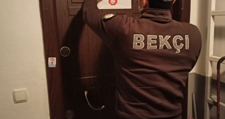 Ayvalık’ta karantina altına alınan evlerin kapılarına uyarı yazısı