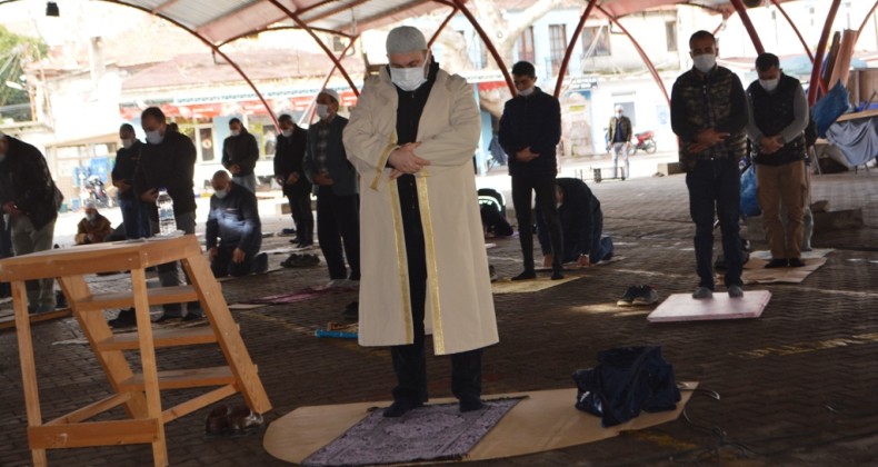 Ayvalık’ta kapalı pazar yerinde kılınan Cuma namazında yağmur duası