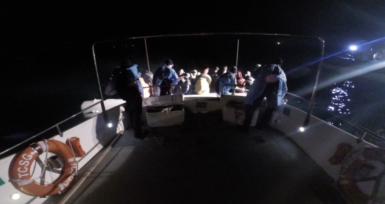 Ayvalık’ta Türk karasularına itilen 37 göçmen kurtarıldı